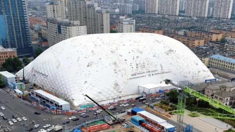 বেলুনের ভেতরেই চলছে নির্মাণকাজ, ধুলা-শব্দ দূষণ নিয়ন্ত্রণে চীনের নতুন প্রযুক্তি