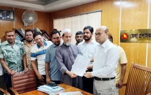 মহানন্দা সেতুর টোল ফ্রি করার দাবিতে স্মারকলিপি