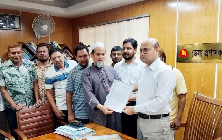 মহানন্দা সেতুর টোল ফ্রি করার দাবিতে স্মারকলিপি