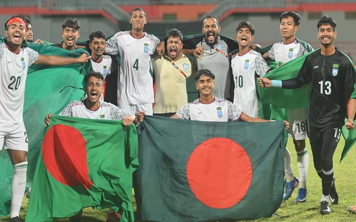 ট্রফি বুকে জড়িয়ে দেশে ফেরার অপেক্ষা মোরশেদ আলীর