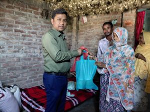 শিবগঞ্জে তিন সন্তান জন্ম দেয়া পরিবারের পাশে ইউএনও